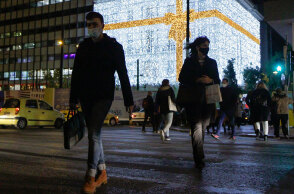 Πολίτες με μάσκα για κορωνοϊο στη χριστουγεννιάτικη Αθήνα