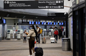 Κοπέλα με μάσκα για κορωνοϊό στο αεροδρόμιο του Σαν Φρανσίσκο παραμονή Χριστουγέννων