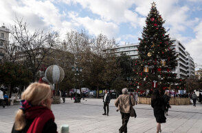 Πολίτες στο χριστουγεννιάτικα στολισμένο Σύνταγμα