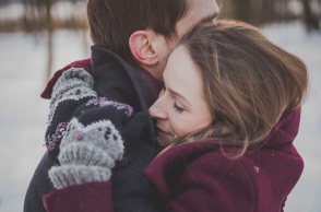 Ένα ζευγάρι αγκαλιάζεται.