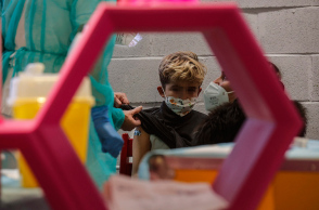 Εμβόλια: Άνοιξαν 120.000 ραντεβού για παιδιά 5-11 ετών