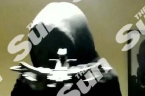 Bίντεο δείχνει μασκοφόρο με βαλλίστρα να απειλεί να σκοτώσει τη Βασίλισσα Ελισάβετ