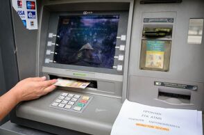 Πολίτης καταθέτει χρήματα σε ΑΤΜ