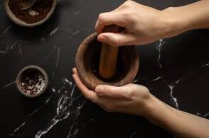 Συνταγή για scrub χεριών με υλικά που θα βρεις στο ντουλάπι σου