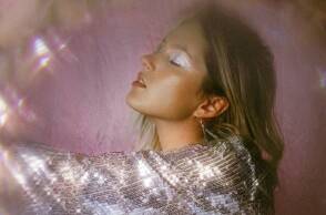 Ξανθιά κοπέλα με λαμέ μπλούζα