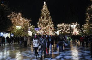 Στιγμιότυπο από τη στολισμένη πλατεία Συντάγματος