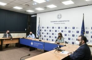 Live η ενημέρωση για τον κορονοϊό, τις μεταλλάξεις και το πρόγραμμα εμβολιασμών