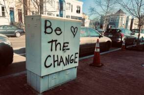 Be the change - Σύνθημα γραμμένο σε ΚΑΦΑΟ