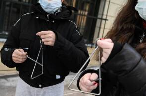 Παιδιά λένε τα κάλαντα σε δρόμο της Αθήνας