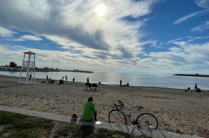 Άνθρωποι σε παραλία της Αθήνας την πρωτοχρονιά