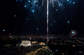 Με ελπίδα και αισιοδοξία υποδέχεται η Ελλάδα το 2022