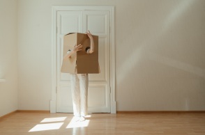 Άνθρωπος που φορά χάρτινη κούτα στο κεφάλι του