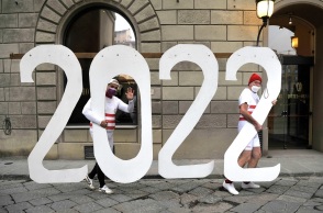 Άνδρες που κουβαλούν κατασκευή για το 2022