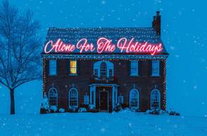 Σπίτι στα χιόνια με neon επιγραφή «Alone for the holidays»