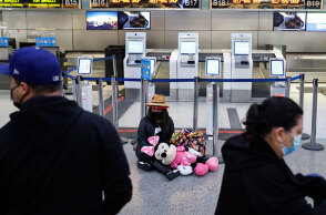 Σε απόγνωση οι επιβάτες στο διεθνές αεροδρόμιο του Λος Άντζελες, καθώς χιλιάδες πτήσεις ακυρώθηκαν λόγω της μετάλλαξης Όμικρον