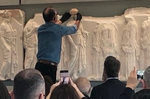 Γλυπτά Παρθενώνα: δέκα θραύσματα από το Εθνικό Αρχαιολογικό Μουσείο στο Μουσείο Ακρόπολης