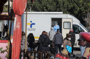 Κορωνοϊός: Ατελείωτες ουρές από τα ξημερώματα για ένα rapid test 