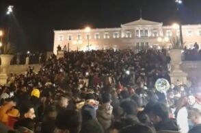 Χιλιάδες Πακιστανοί στο Σύνταγμα για την αλλαγή του χρόνου   