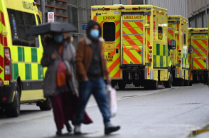 Βρετανία: Η Όμικρον εξαπλώνεται μεταξύ των άνω των 50