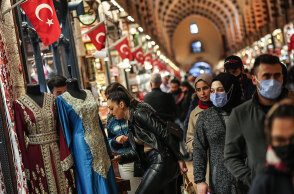 Καταναλωτές σε αγορά στην Κωνσταντινούπολη