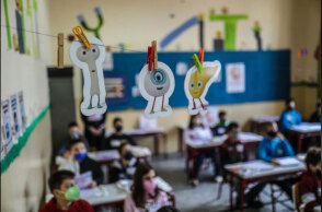 Παιδιά με μάσκα για τον κορωνοϊό σε σχολείο