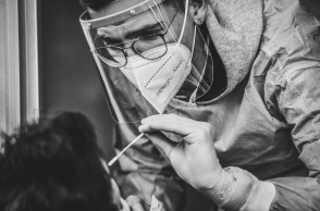 PCR τεστ: Αύριο οι ανακοινώσεις για το πλαφόν στην τιμή τους