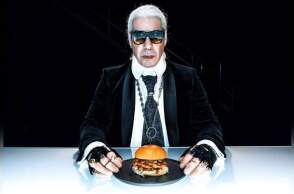 Ο τραγουδιστής των Rammstein, Till Lindemann, ποζάρει ως Karl Lagerfeld σε τηλεοπτική διαφήμιση για vegan burger