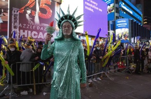 Γυναίκα ντυμένη ως Άγαλμα της Ελευθερίας, την παραμονή της πρωτοχρονιάς του 2022 στη Νέα Υόρκη