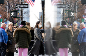 Κόσμος με μάσκα για κορωνοϊό στη Νέα Υόρκη