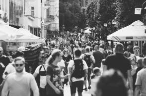 Κόσμος που περπατάει