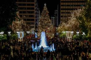 ΕΟΡΤΑΣΤΙΚΗ ΑΤΜΟΣΦΑΙΡΑ ΣΤΗΝ ΠΛΑΤΕΙΑ ΣΥΝΤΑΓΜΑΤΟΣ