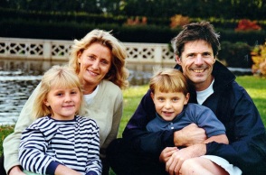 Ο Τεντ Άμον, η γυναίκα του Τζενερόζα και τα δίδυμα παιδιά που είχαν υιοθετήσει. 