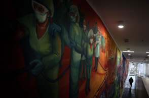 Mural για τον κορωνοϊό σε νοσοκομείο του Μπουένος Άιρες στην Αργεντινή