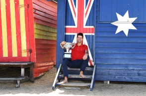 Ο Νόβακ Τζόκοβιτς με το τρόπαιο του Australian Open