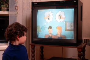 Παιδί που παρακολουθεί στην τηλεόραση τη σειρά κινουμένων σχεδίων Beavis And Butt-Head