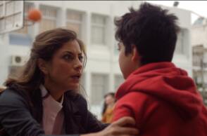 Γυναίκα που μιλά σε μικρό παιδί - Σκηνή από την ταινία Clear Sky