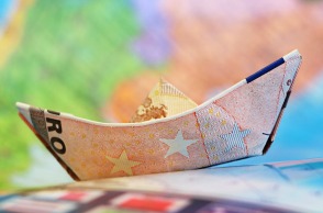 Βάρκα φτιαγμένη από χαρτονόμισμα του ευρώ