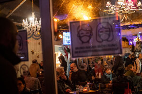 Πολίτες σε εστιατόριο στη Γερμανία εν μέσω πανδημίας κορωνοϊού