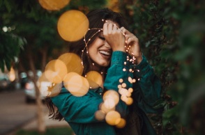 Ένα κοριτσι γελάει.