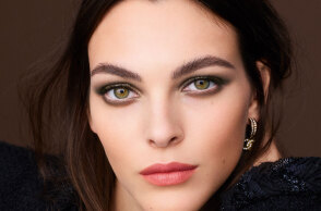 Πορτραίτο: Μελαχρινή γυναίκα με πράσινα μάτια