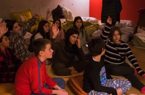 Τα παιδιά παρακολουθούν τον Ευγένιο Τριβιζά