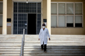 Υγειονομικός στο Σισμανόγλειο Νοσοκομείο με μάσκα για τον κορωνοϊό