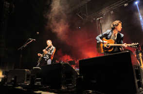Στιγμιότυπο από τη συναυλία των Last Shadow Puppets στην Αθήνα το 2016