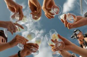 Παρέα φίλων, τσουγκρίζουν τα ποτά τους