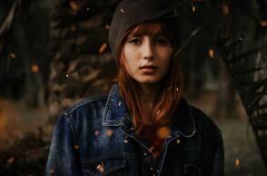 Κοπέλα με μαύρο σκουφί και τζιν τζάκετ