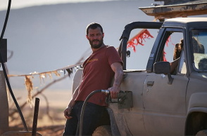 Ο Τζέιμι Ντόρναν σε σκηνή από τη σειρά The Tourist.