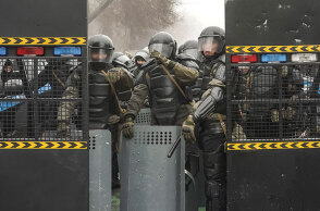 «Τείχος» από αστυνομικούς στην οικονομική πρωτεύουσα του Καζακστάν, Αλμάτι