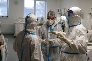 Υγειονομικοί σε νοσοκομείο στο Βελιγράδι