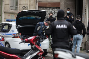 Αστυνομικοί έξω από το σπίτι στην πλατεία Αμερικής, όπου 30χρονος άνοιξε πυρ