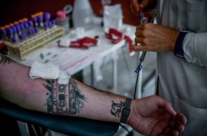 Οι ομοφυλόφιλοι μπορούν να γίνουν αιμοδότες 